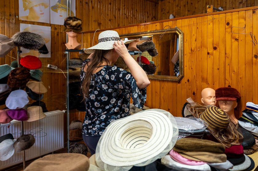 Wyprzedaż czapek w pracowni przy ul. Kuźniczej 56