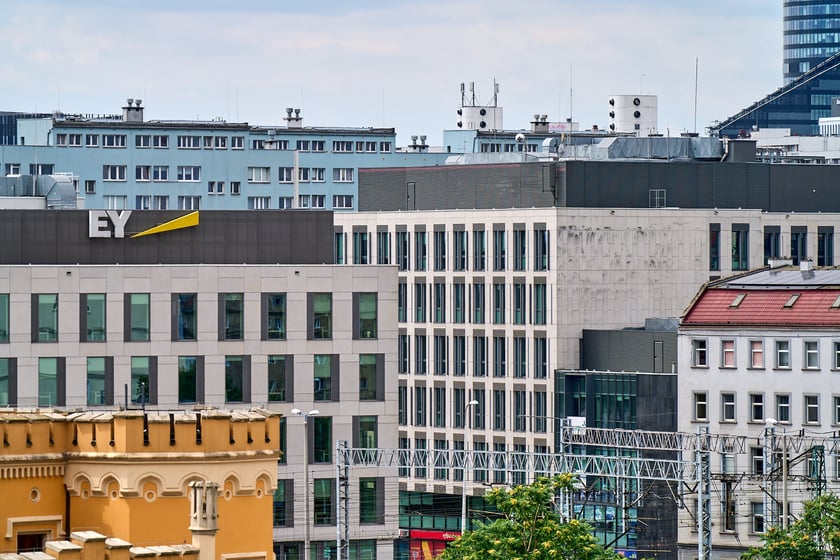 Widok budynku z neonem Dobry wiecz&oacute;r we Wrocławiu&nbsp;