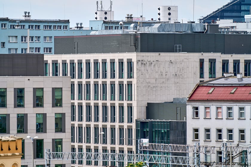 Widok budynku z neonem Dobry wiecz&oacute;r we Wrocławiu&nbsp;