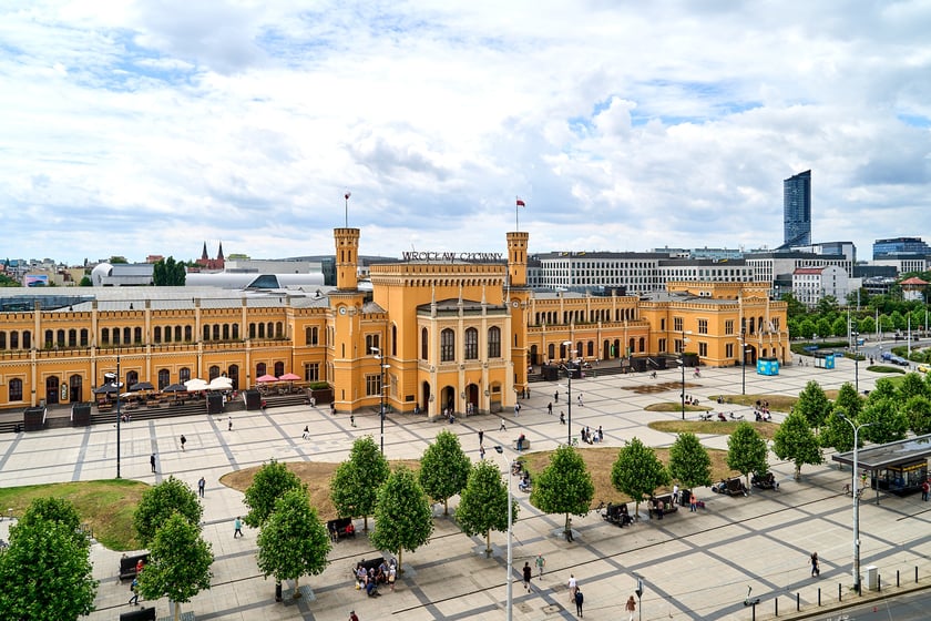 Widok budynku z neonem Dobry wiecz&oacute;r we Wrocławiu&nbsp;