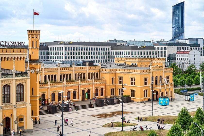 Widok budynku z neonem Dobry wiecz&oacute;r we Wrocławiu&nbsp;