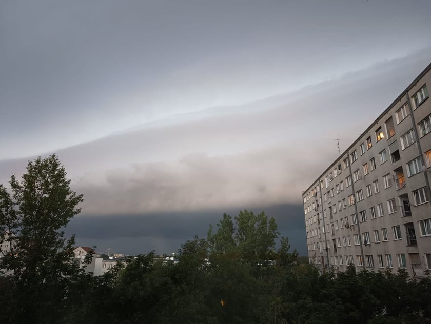 R&oacute;żanka. Burzowe niebo nad Wrocławiem 10 lipca