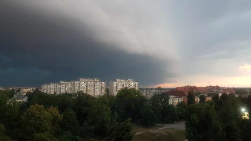 Szczepin. Burzowe niebo nad Wrocławiem 10 lipca