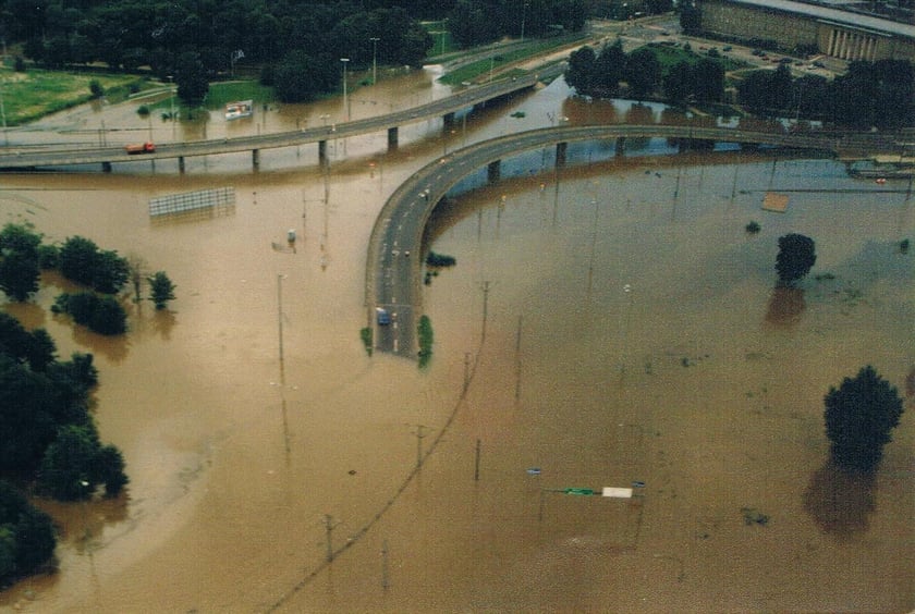 Jedna z estakad na placu Społecznym pod wodą
