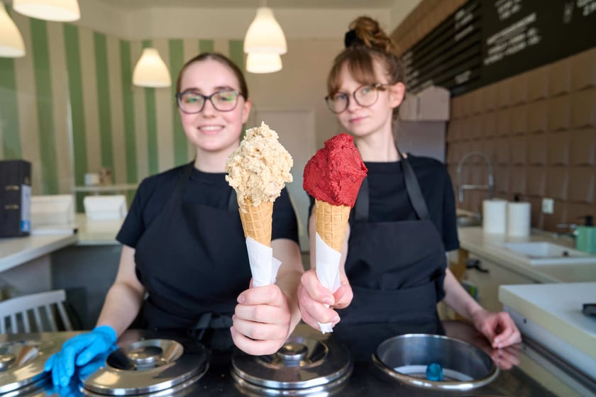 10. Idź na lody
Lody, mrożona kawa albo herbata, chłodnik &ndash; to naprawdę pomaga!&nbsp; Zajrzyj na listę lodziarni polecanych przez mieszkańc&oacute;w naszego miasta.&nbsp;
&nbsp;