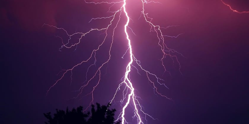 1. Śledź ostrzeżenia Instytutu Meteorologii i Gospodarki Wodnej
Możesz to robić na stronie IMGW, a także w wielu innych miejscach, np. na portalu Wroclaw.pl.&nbsp;
Warto to robić choćby po to, by planować swoje aktywności (np. pracę na działce czy wizytę na placu zabaw) z uwzględnieniem warunk&oacute;w, jakie panują na zewnątrz.&nbsp;