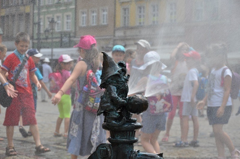 6. Skorzystaj ze zraszacza
Kurtyna z krasnalem znajduje się na wrocławskim rynku pomiędzy pomnikiem Aleksandra Fredry a Sukiennicami.
Kolejną można znaleźć po drugiej stronie Rynku