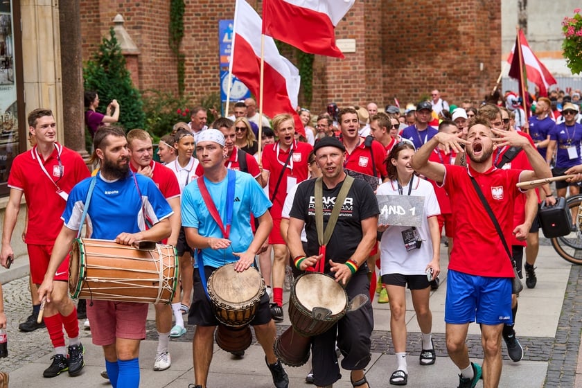 Parada rozpoczynająca Międzynarodowy Turniej Piłki Nożnej Ulicznej Os&oacute;b Bezdomnych Wrocław Cup 2024