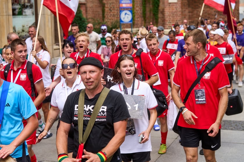 Parada rozpoczynająca Międzynarodowy Turniej Piłki Nożnej Ulicznej Os&oacute;b Bezdomnych Wrocław Cup 2024