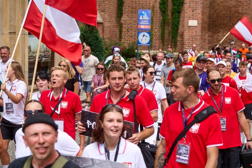 Parada rozpoczynająca Międzynarodowy Turniej Piłki Nożnej Ulicznej Os&oacute;b Bezdomnych Wrocław Cup 2024