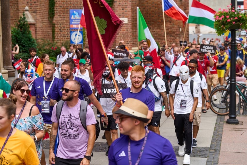 Parada rozpoczynająca Międzynarodowy Turniej Piłki Nożnej Ulicznej Os&oacute;b Bezdomnych Wrocław Cup 2024
