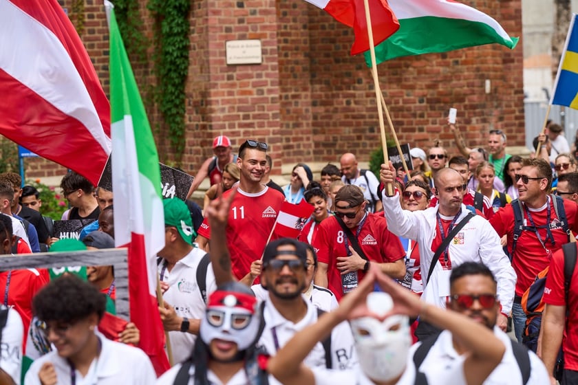 Parada rozpoczynająca Międzynarodowy Turniej Piłki Nożnej Ulicznej Os&oacute;b Bezdomnych Wrocław Cup 2024