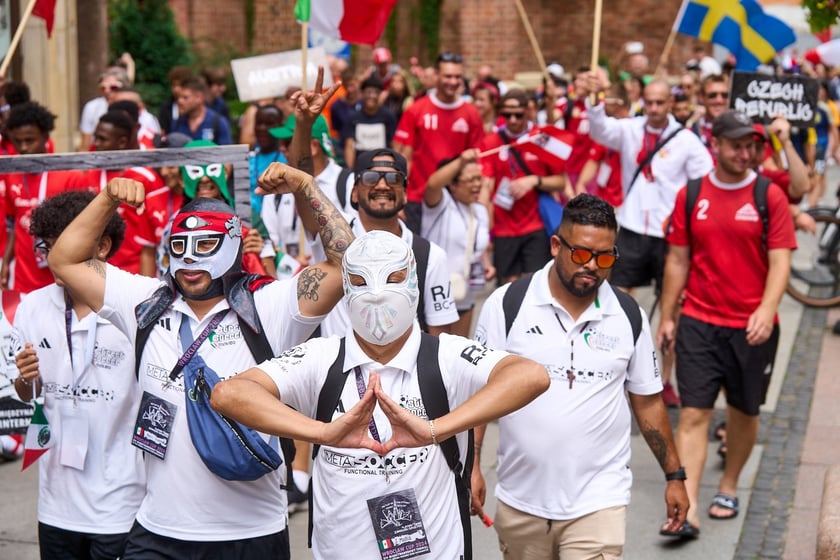 Parada rozpoczynająca Międzynarodowy Turniej Piłki Nożnej Ulicznej Os&oacute;b Bezdomnych Wrocław Cup 2024