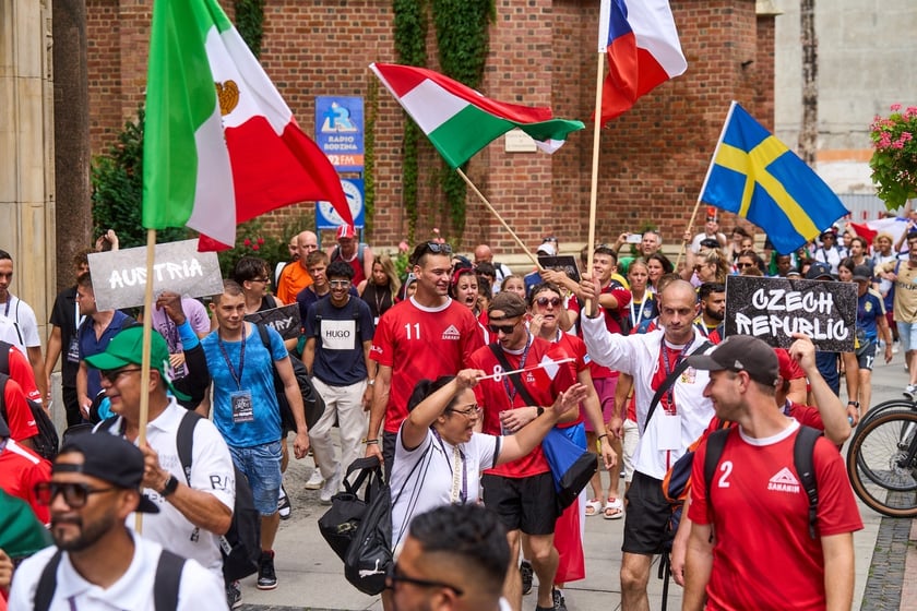 Parada rozpoczynająca Międzynarodowy Turniej Piłki Nożnej Ulicznej Os&oacute;b Bezdomnych Wrocław Cup 2024