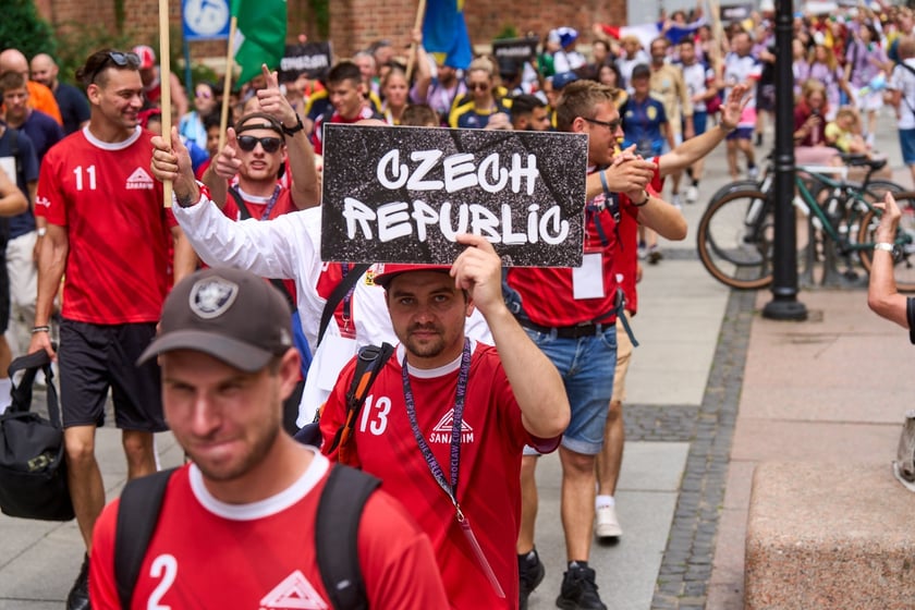 Parada rozpoczynająca Międzynarodowy Turniej Piłki Nożnej Ulicznej Os&oacute;b Bezdomnych Wrocław Cup 2024