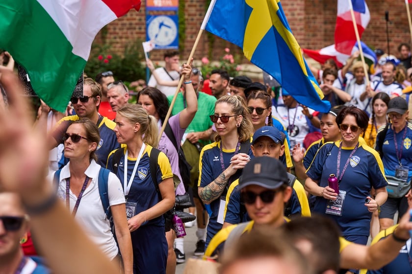 Parada rozpoczynająca Międzynarodowy Turniej Piłki Nożnej Ulicznej Os&oacute;b Bezdomnych Wrocław Cup 2024