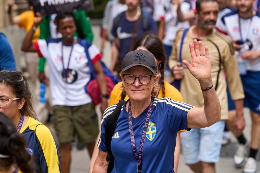 Parada rozpoczynająca Międzynarodowy Turniej Piłki Nożnej Ulicznej Os&oacute;b Bezdomnych Wrocław Cup 2024