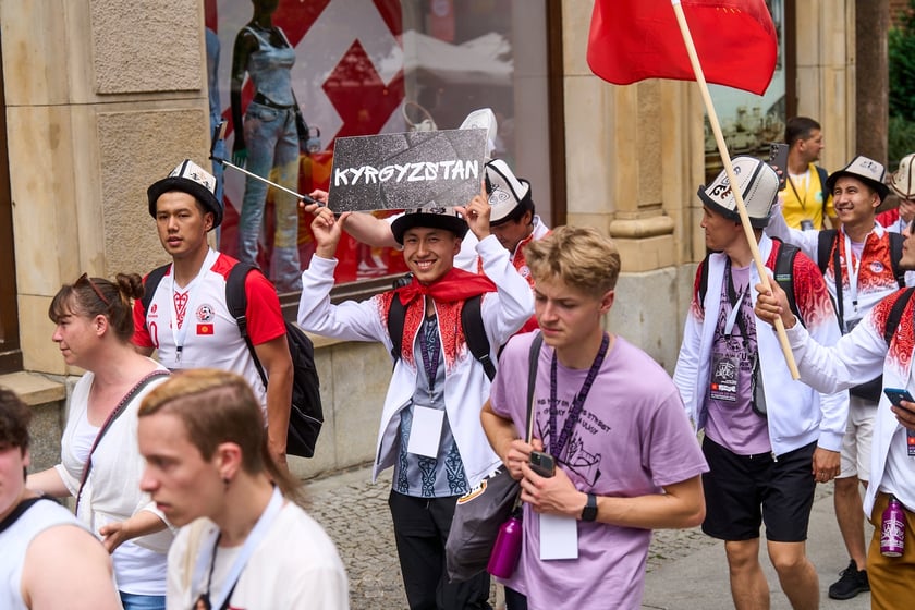 Parada rozpoczynająca Międzynarodowy Turniej Piłki Nożnej Ulicznej Os&oacute;b Bezdomnych Wrocław Cup 2024