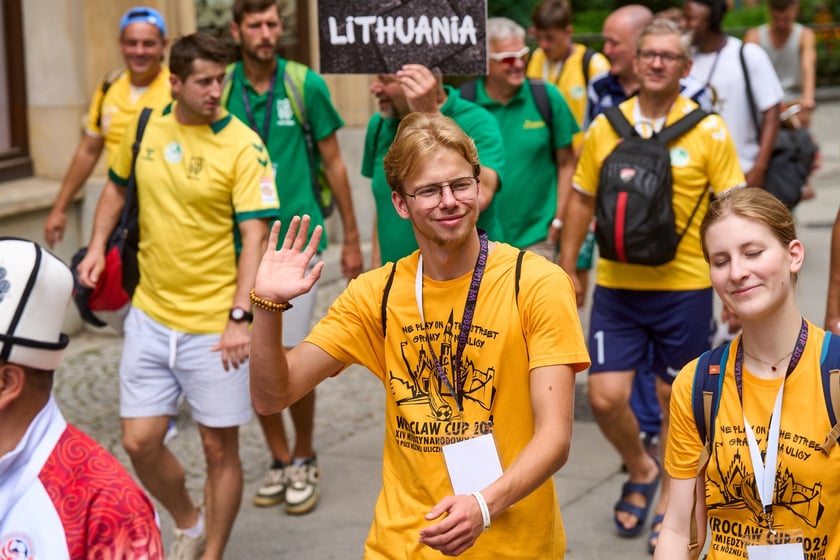 Parada rozpoczynająca Międzynarodowy Turniej Piłki Nożnej Ulicznej Os&oacute;b Bezdomnych Wrocław Cup 2024