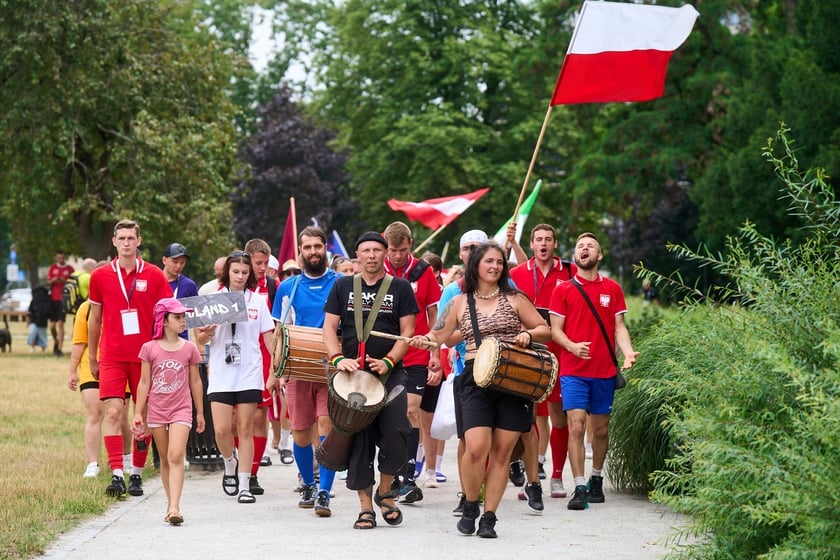 Parada rozpoczynająca Międzynarodowy Turniej Piłki Nożnej Ulicznej Os&oacute;b Bezdomnych Wrocław Cup 2024
