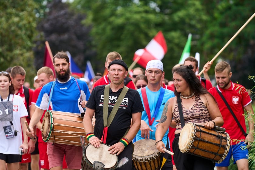 Parada rozpoczynająca Międzynarodowy Turniej Piłki Nożnej Ulicznej Os&oacute;b Bezdomnych Wrocław Cup 2024