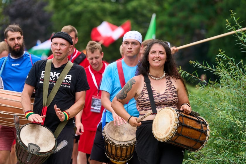 Parada rozpoczynająca Międzynarodowy Turniej Piłki Nożnej Ulicznej Os&oacute;b Bezdomnych Wrocław Cup 2024