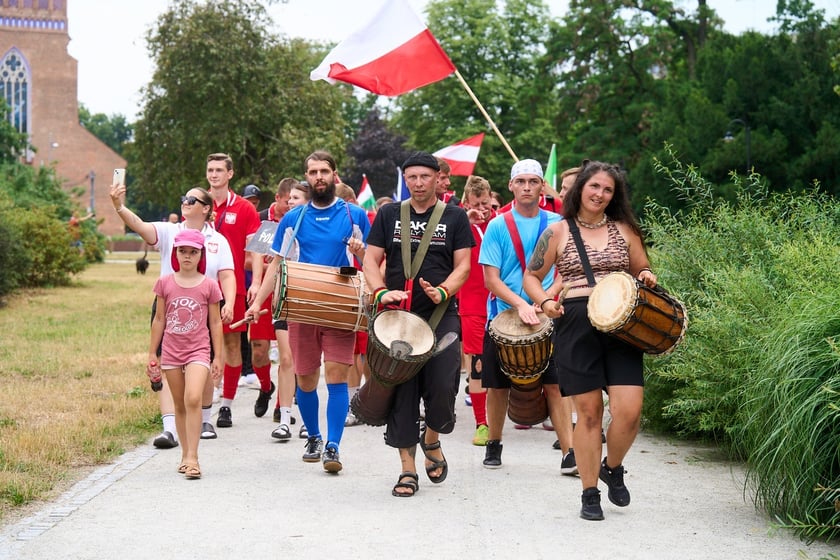 Parada rozpoczynająca Międzynarodowy Turniej Piłki Nożnej Ulicznej Os&oacute;b Bezdomnych Wrocław Cup 2024
