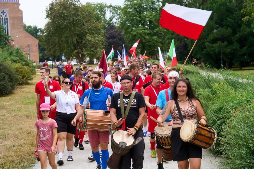Parada rozpoczynająca Międzynarodowy Turniej Piłki Nożnej Ulicznej Os&oacute;b Bezdomnych Wrocław Cup 2024