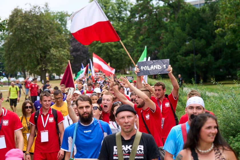 Parada rozpoczynająca Międzynarodowy Turniej Piłki Nożnej Ulicznej Os&oacute;b Bezdomnych Wrocław Cup 2024