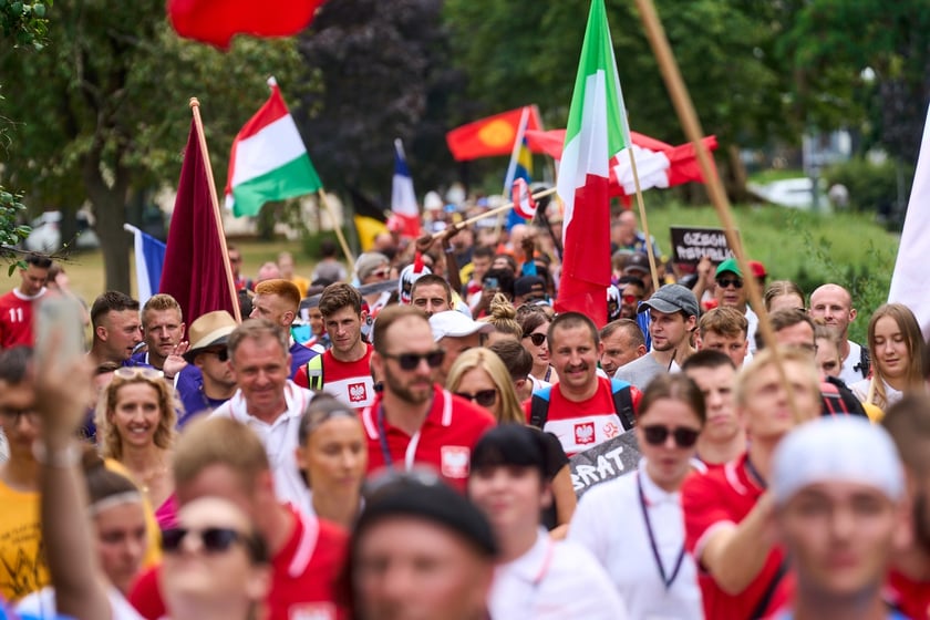 Parada rozpoczynająca Międzynarodowy Turniej Piłki Nożnej Ulicznej Os&oacute;b Bezdomnych Wrocław Cup 2024