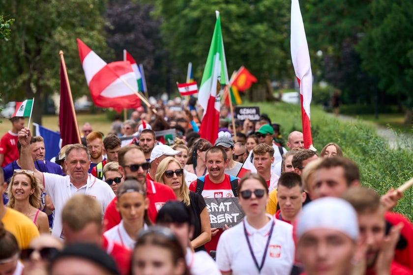 Parada rozpoczynająca Międzynarodowy Turniej Piłki Nożnej Ulicznej Os&oacute;b Bezdomnych Wrocław Cup 2024
