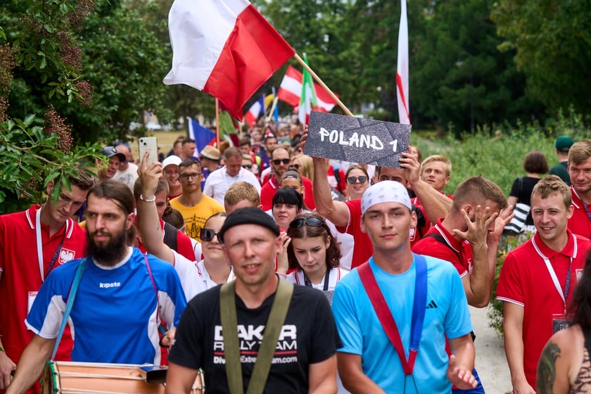 Parada rozpoczynająca Międzynarodowy Turniej Piłki Nożnej Ulicznej Os&oacute;b Bezdomnych Wrocław Cup 2024