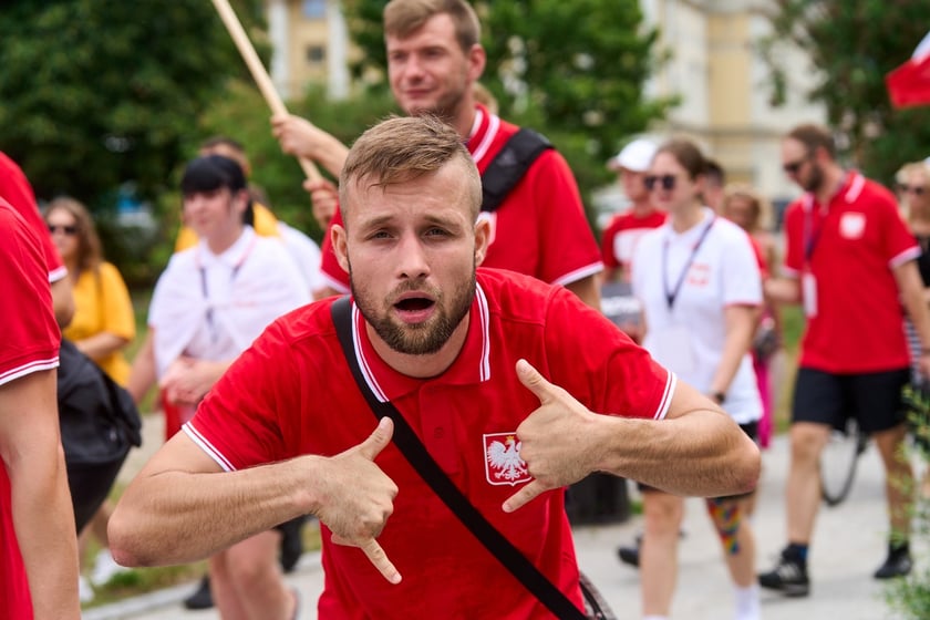 Parada rozpoczynająca Międzynarodowy Turniej Piłki Nożnej Ulicznej Os&oacute;b Bezdomnych Wrocław Cup 2024