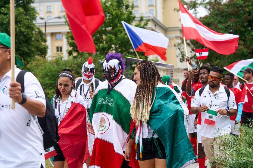 Parada rozpoczynająca Międzynarodowy Turniej Piłki Nożnej Ulicznej Os&oacute;b Bezdomnych Wrocław Cup 2024