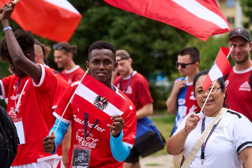 Parada rozpoczynająca Międzynarodowy Turniej Piłki Nożnej Ulicznej Os&oacute;b Bezdomnych Wrocław Cup 2024