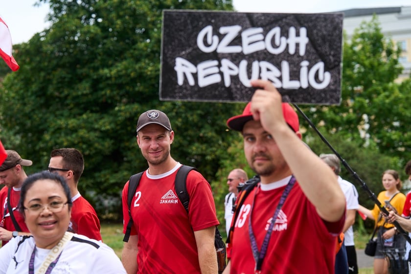 Parada rozpoczynająca Międzynarodowy Turniej Piłki Nożnej Ulicznej Os&oacute;b Bezdomnych Wrocław Cup 2024