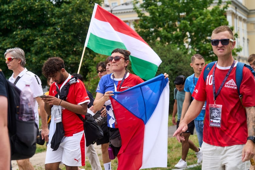 Parada rozpoczynająca Międzynarodowy Turniej Piłki Nożnej Ulicznej Os&oacute;b Bezdomnych Wrocław Cup 2024