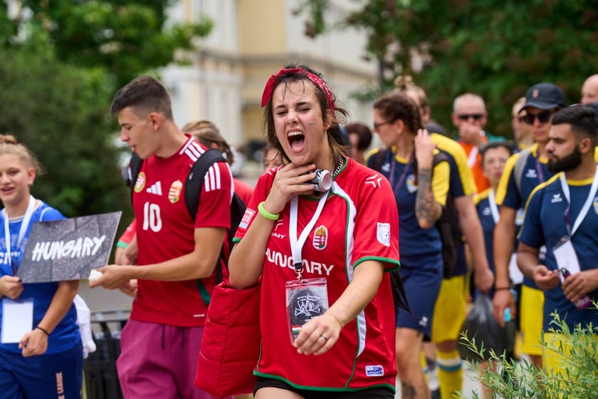 Parada rozpoczynająca Międzynarodowy Turniej Piłki Nożnej Ulicznej Os&oacute;b Bezdomnych Wrocław Cup 2024