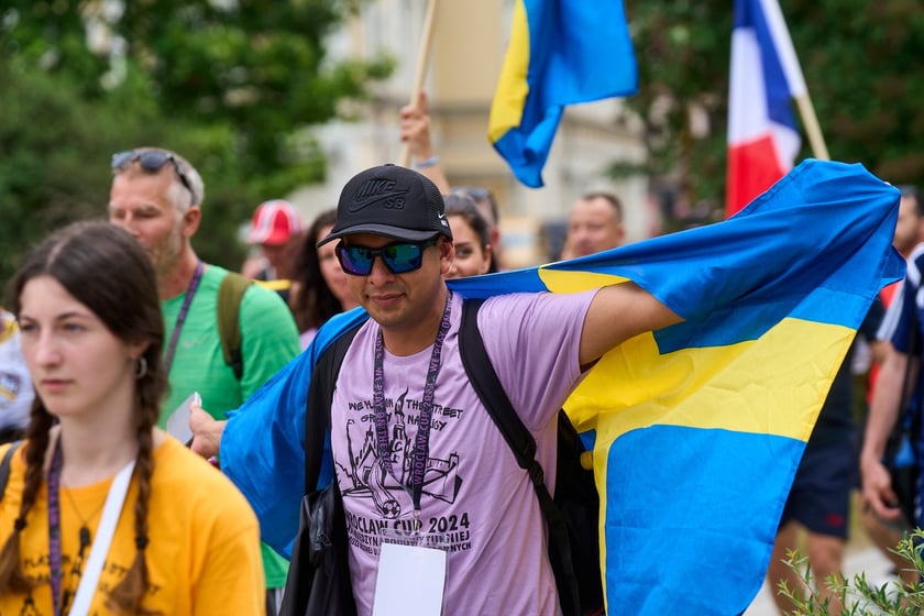 Parada rozpoczynająca Międzynarodowy Turniej Piłki Nożnej Ulicznej Os&oacute;b Bezdomnych Wrocław Cup 2024