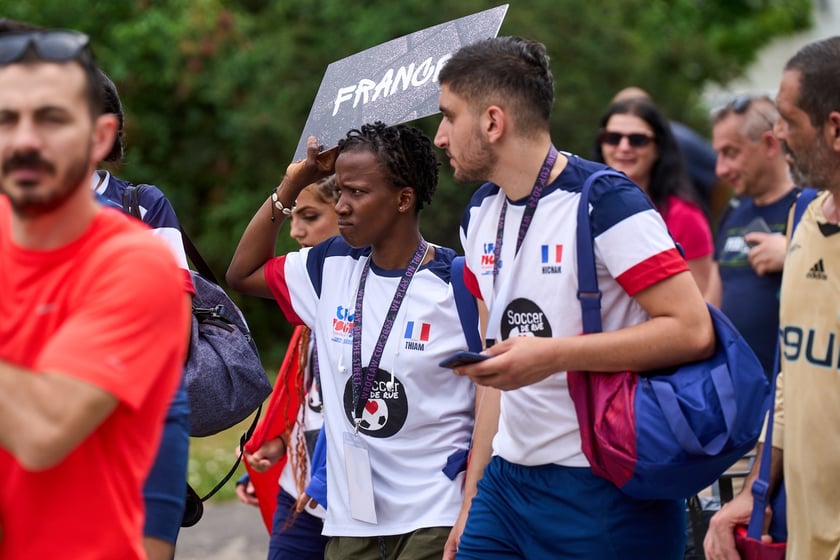 Parada rozpoczynająca Międzynarodowy Turniej Piłki Nożnej Ulicznej Os&oacute;b Bezdomnych Wrocław Cup 2024