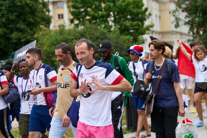 Parada rozpoczynająca Międzynarodowy Turniej Piłki Nożnej Ulicznej Os&oacute;b Bezdomnych Wrocław Cup 2024