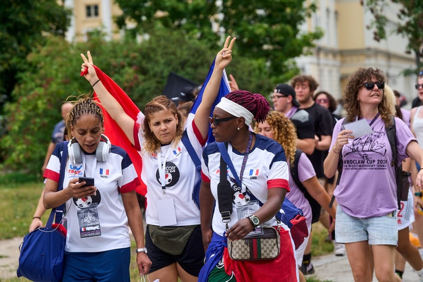 Parada rozpoczynająca Międzynarodowy Turniej Piłki Nożnej Ulicznej Os&oacute;b Bezdomnych Wrocław Cup 2024