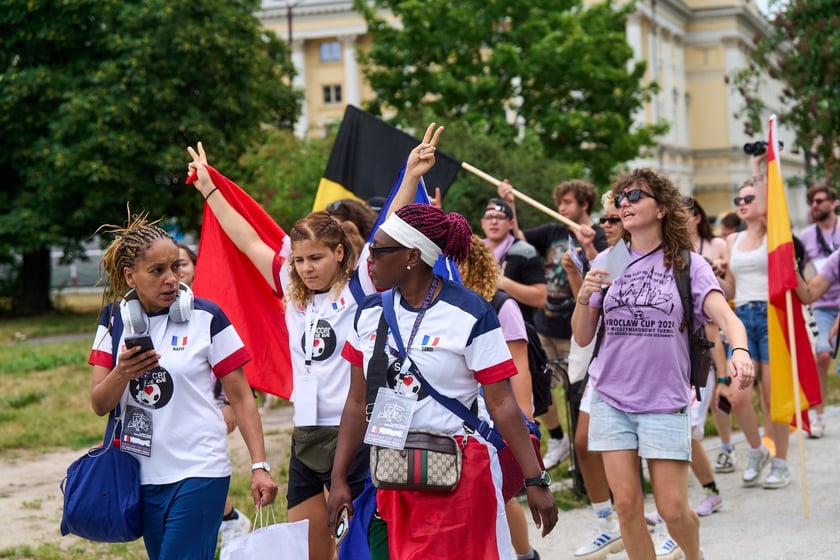 Parada rozpoczynająca Międzynarodowy Turniej Piłki Nożnej Ulicznej Os&oacute;b Bezdomnych Wrocław Cup 2024