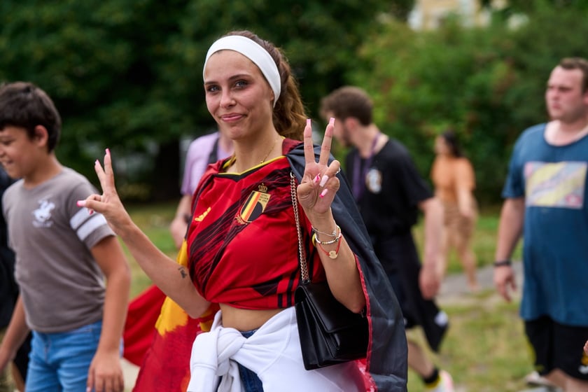 Parada rozpoczynająca Międzynarodowy Turniej Piłki Nożnej Ulicznej Os&oacute;b Bezdomnych Wrocław Cup 2024