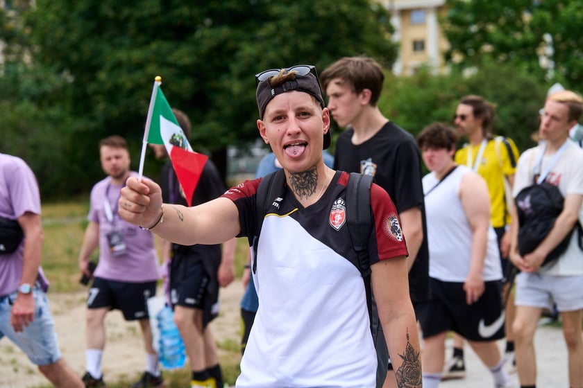 Parada rozpoczynająca Międzynarodowy Turniej Piłki Nożnej Ulicznej Os&oacute;b Bezdomnych Wrocław Cup 2024