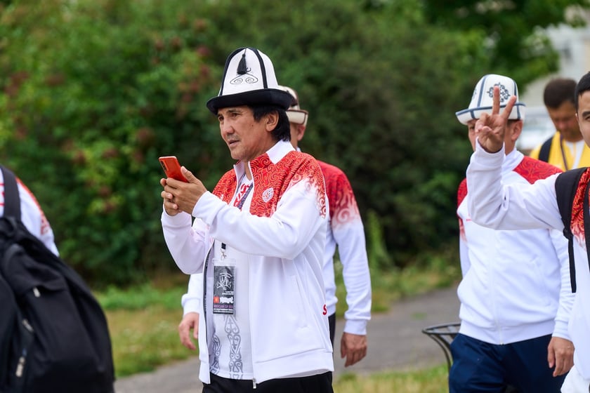 Parada rozpoczynająca Międzynarodowy Turniej Piłki Nożnej Ulicznej Os&oacute;b Bezdomnych Wrocław Cup 2024