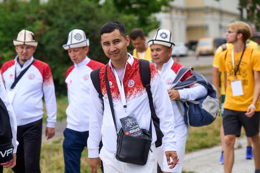 Parada rozpoczynająca Międzynarodowy Turniej Piłki Nożnej Ulicznej Os&oacute;b Bezdomnych Wrocław Cup 2024