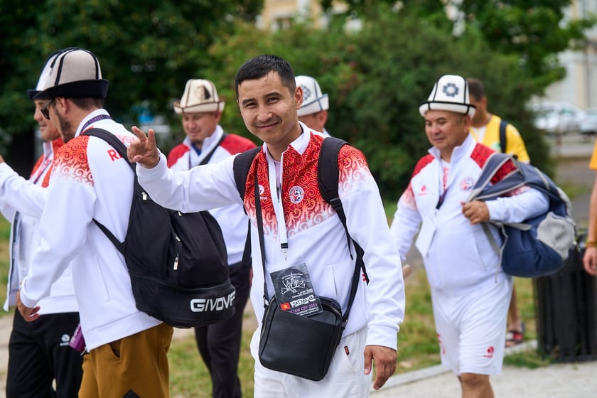 Parada rozpoczynająca Międzynarodowy Turniej Piłki Nożnej Ulicznej Os&oacute;b Bezdomnych Wrocław Cup 2024