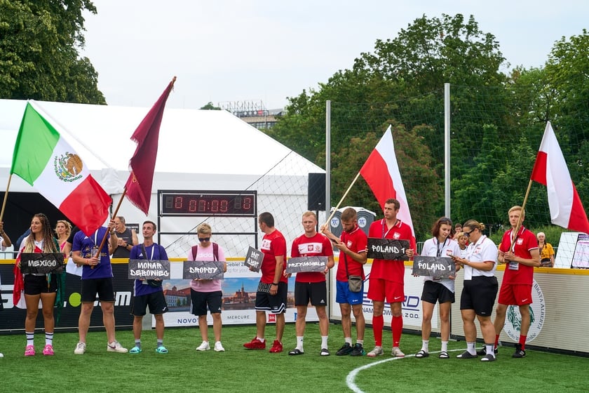 Pierwszy dzień Międzynarodowego Turnieju Piłki Nożnej Ulicznej Os&oacute;b Bezdomnych Wrocław Cup 2024