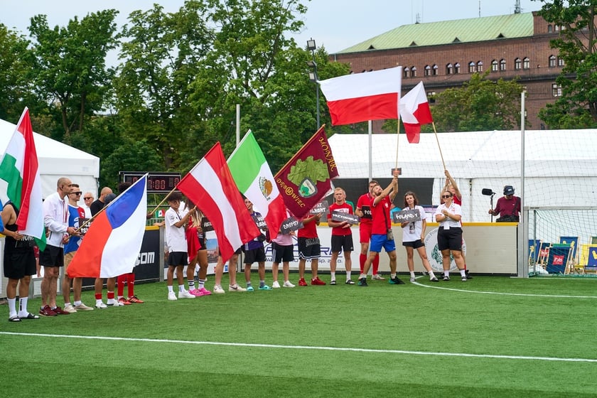 Pierwszy dzień Międzynarodowego Turnieju Piłki Nożnej Ulicznej Os&oacute;b Bezdomnych Wrocław Cup 2024